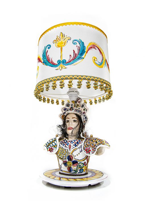 Lampada Pupo Siciliano Angelica in ceramica con paralume in tessuto decorato a mano