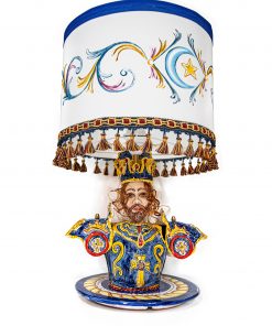 Lampada Pupo Siciliano Carlo Magno in ceramica con paralume in tessuto decorato a mano