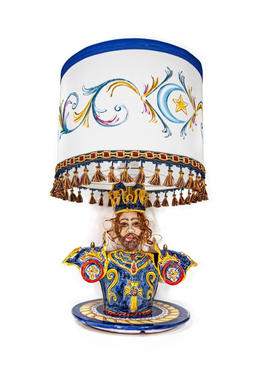 Lampada Pupo Siciliano Carlo Magno in ceramica con paralume in tessuto decorato a mano